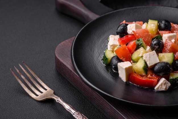 Deliziosa insalata greca fresca con olive pomodori cetrioli e formaggio feta