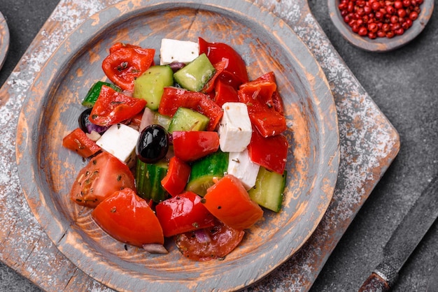 Deliziosa insalata greca fresca e succosa con formaggio feta, olive, peperoni e pomodori