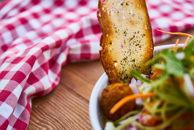 Deliziosa insalata italiana con pane