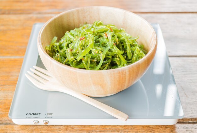 Deliziosa insalata piccante di alghe fresche