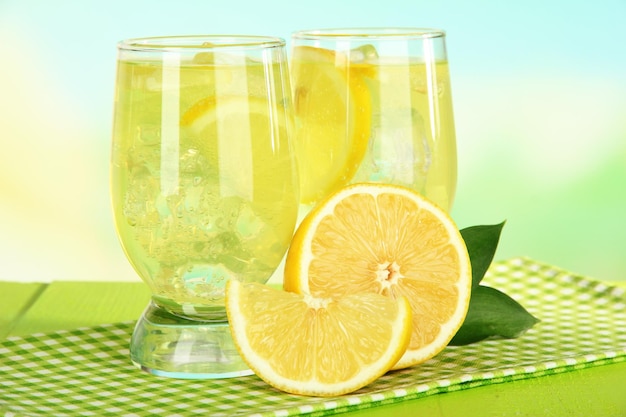 Deliziosa limonata sul tavolo su sfondo azzurro