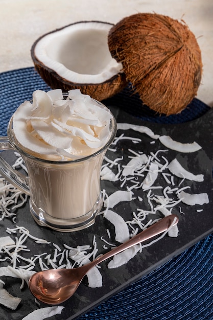 Deliziosa mousse al cocco in tazza di vetro.