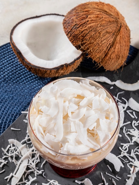 Deliziosa mousse al cocco in tazza di vetro.