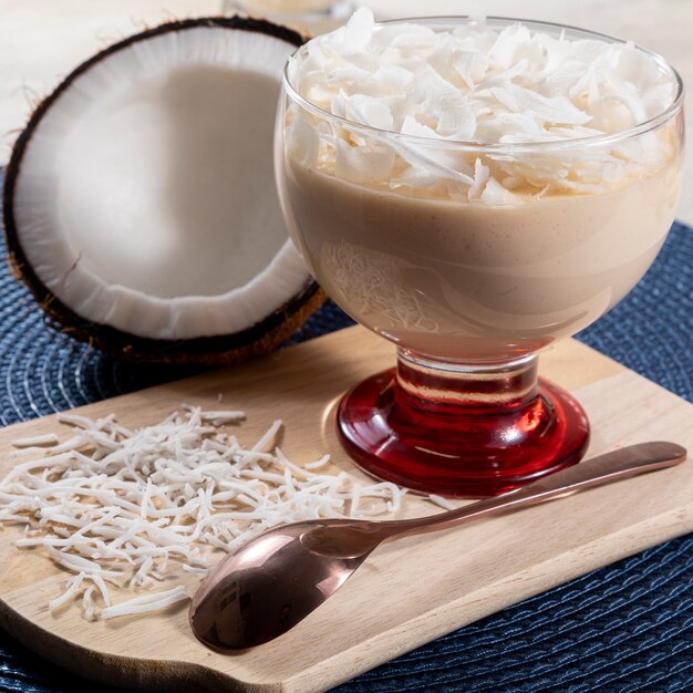 Deliziosa mousse al cocco in tazza di vetro.