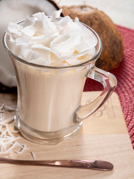 Deliziosa mousse al cocco in tazza di vetro.