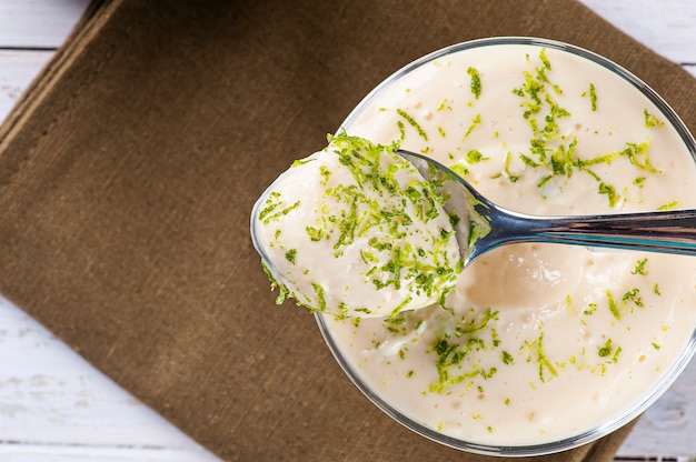 Deliziosa mousse al limone con scorza di lime