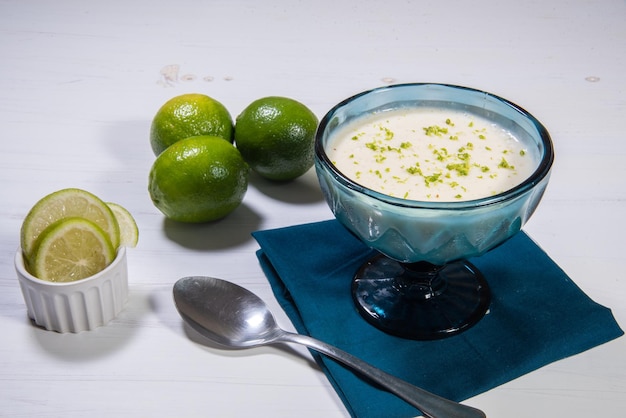 Deliziosa mousse al limone Dessert rinfrescante e gustoso