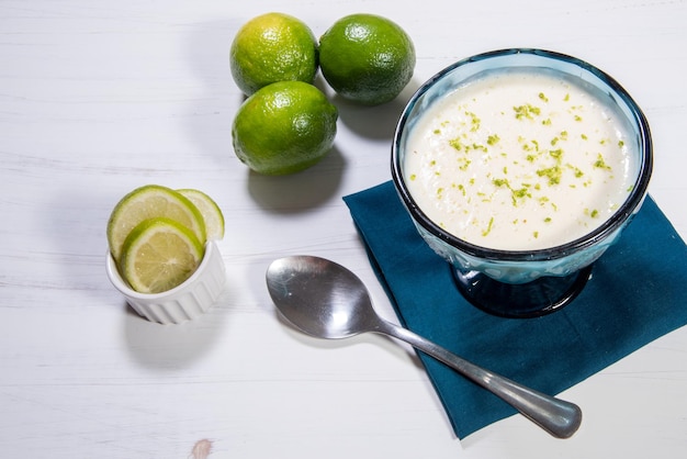 Deliziosa mousse al limone Dessert rinfrescante e gustoso