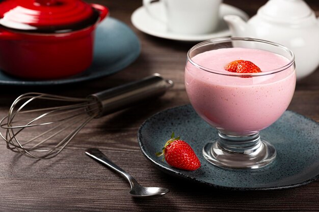 Deliziosa mousse di fragole in calice di vetro.