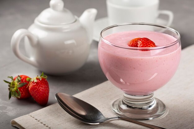 Deliziosa mousse di fragole in calice di vetro.