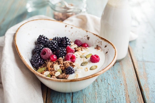 Deliziosa muesli con il primo piano della mora