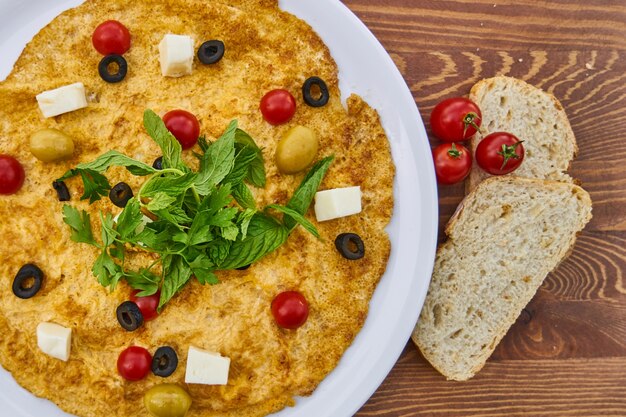 Deliziosa omelette con pane e pomodoro