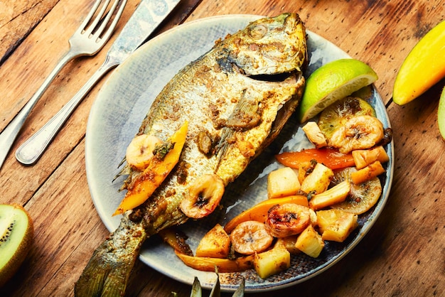 Deliziosa orata o dorada al forno con ananas, mango, kiwi e banana