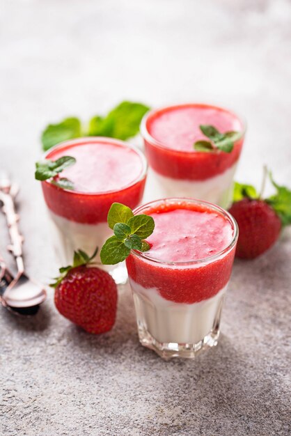 Deliziosa panna cotta dolce con fragole