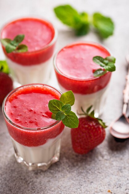 Deliziosa panna cotta dolce con fragole