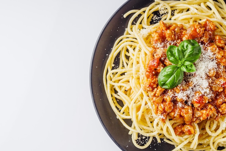 Foto deliziosa pasta bolognese su un piatto nero