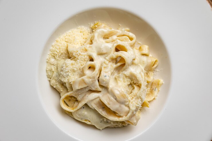 Foto deliziosa pasta con 4 tipi di formaggio e salsa su un piatto da un ristorante