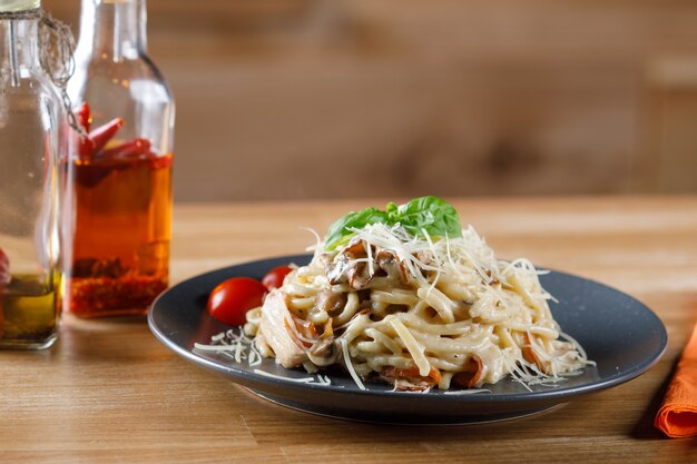 Deliziosa pasta con pancetta e funghi