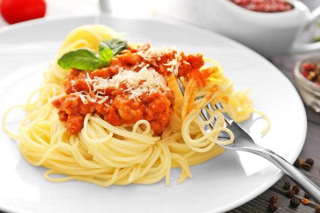 Deliziosa pasta con ragù di carne sul piatto