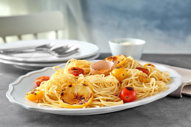 Deliziosa pasta con tuorlo d'uovo e verdure sul piatto