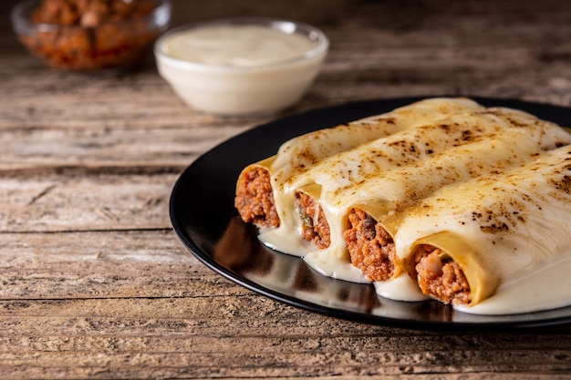 Deliziosa pasta di cannelloni di carne sul tavolo in legno rustico