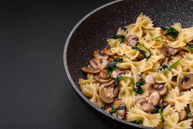 Deliziosa pasta di farfalle con formaggio di funghi e spinaci con spezie