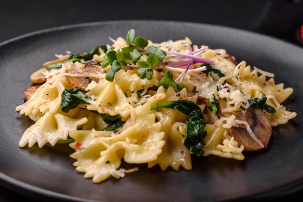 Deliziosa pasta di farfalle con formaggio di funghi e spinaci con spezie