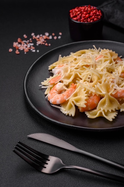 Deliziosa pasta di farfalle con gamberi di scampi con salsa cremosa