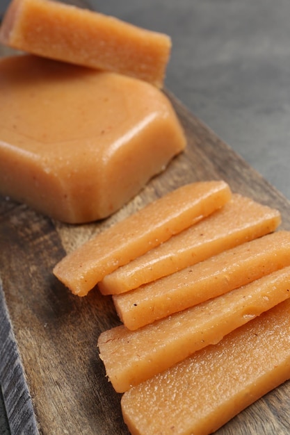 Deliziosa pasta di quince dolce su un primo piano sul tavolo grigio