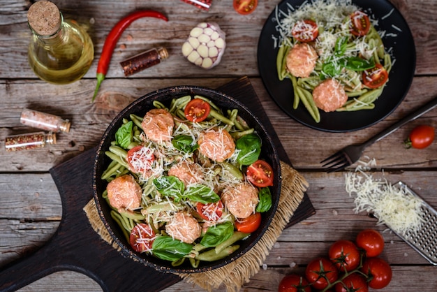 Deliziosa pasta fresca con polpette e pomodori