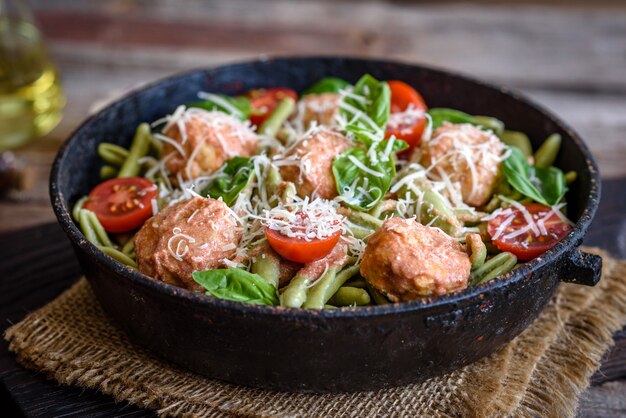 Deliziosa pasta fresca con polpette