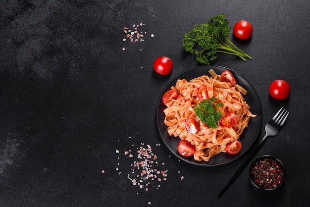 Deliziosa pasta fresca con salsa di pomodoro con spezie ed erbe aromatiche. Cucina mediterranea