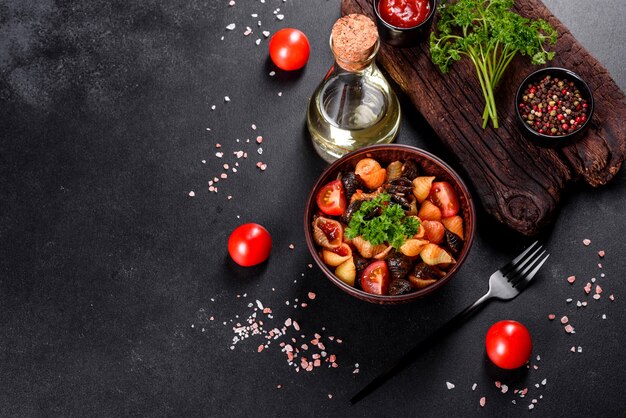 Deliziosa pasta fresca con salsa di pomodoro con spezie ed erbe aromatiche. Cucina mediterranea