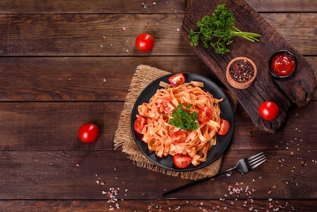 Deliziosa pasta fresca con salsa di pomodoro con spezie ed erbe aromatiche. Cucina mediterranea