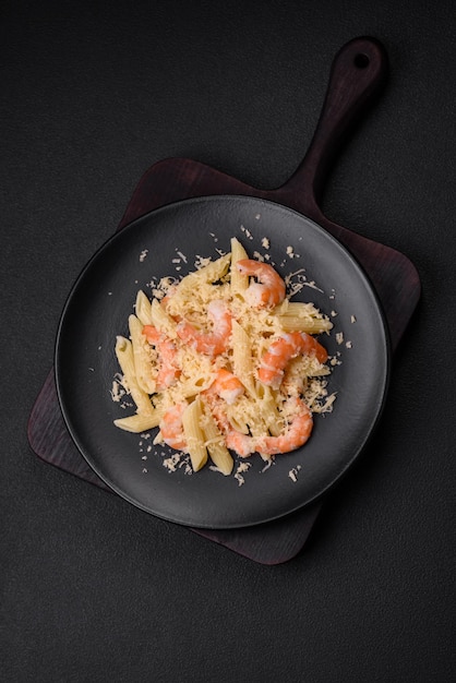 Deliziosa pasta fresca penna con salsa di gamberi formaggio sale e spezie