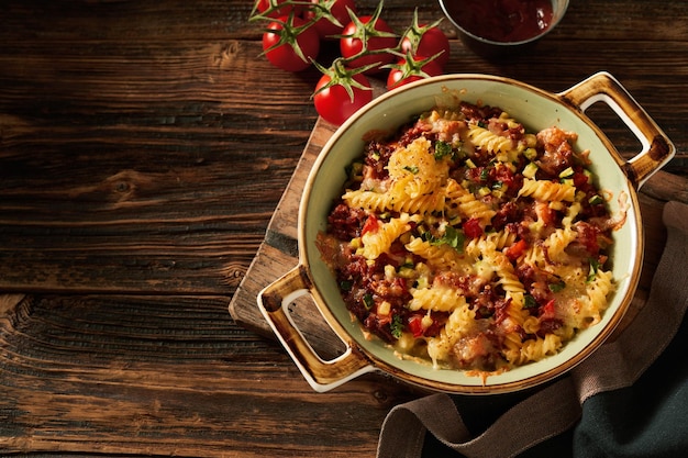 Deliziosa pasta italiana al forno con pomodori e formaggio a bordo