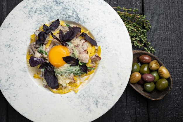 deliziosa pasta su un tavolo scuro in un ristorante