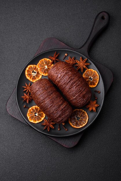 Deliziosa pasticceria croccante dolce con ripieno di cioccolato su uno sfondo di cemento scuro