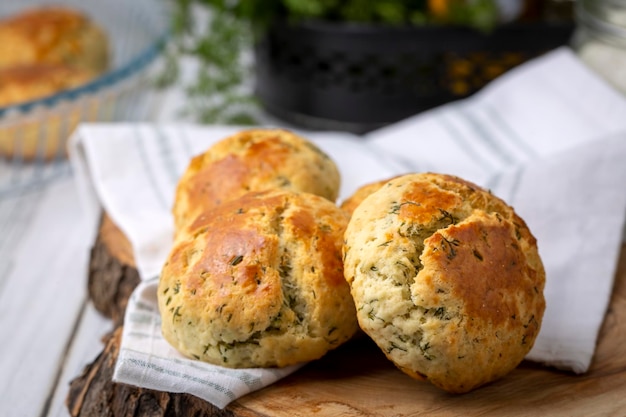 Deliziosa pasticceria turca al formaggio all'aneto Nome turco dere otlu peynirli pogaca