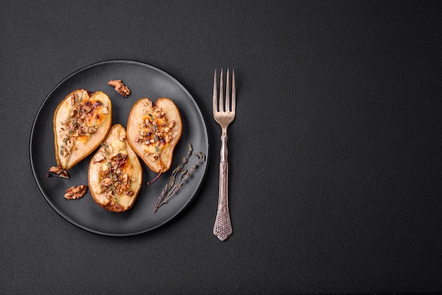 Deliziosa pera al forno con noce di formaggio dorblu e miele su uno sfondo di cemento testurizzato