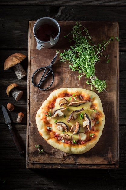 Deliziosa pizza a base di funghi selvatici e formaggio