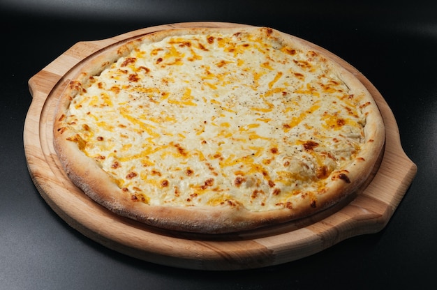 Deliziosa pizza ai quattro formaggi con cheddar parmigiano mozzarella e salsa di pomodoro mozzarella