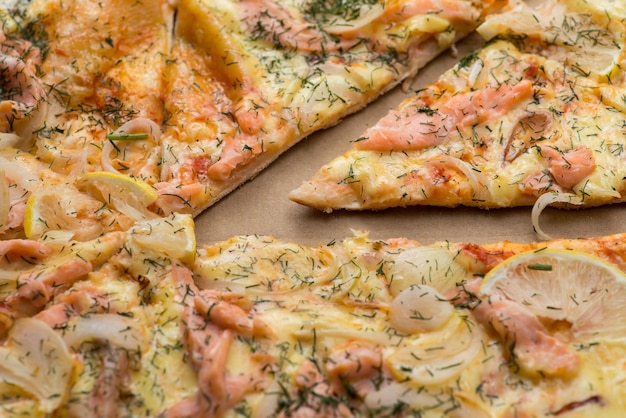 Deliziosa pizza al salmone in una scatola di cartone