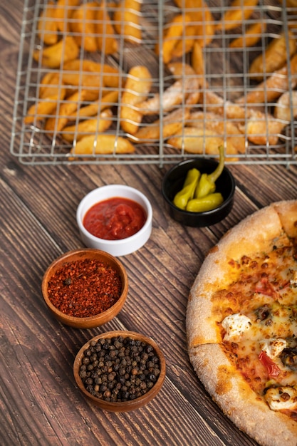 Deliziosa pizza con formaggio e verdure fresche sulla tavola di legno.