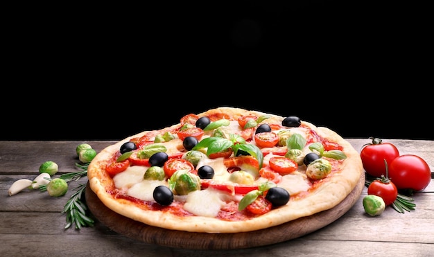 Deliziosa pizza con formaggio e verdure su sfondo nero