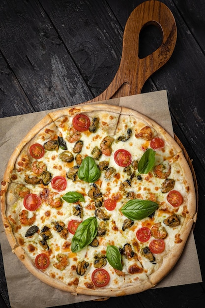 deliziosa pizza con formaggio, verdure, salsa in un ristorante