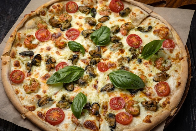 deliziosa pizza con formaggio, verdure, salsa