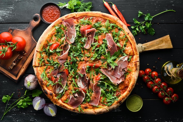 Deliziosa pizza con prosciutto e rucola Snack italiani Vista dall'alto Spazio libero per il testo