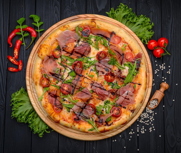 Deliziosa pizza con prosciutto e rucola