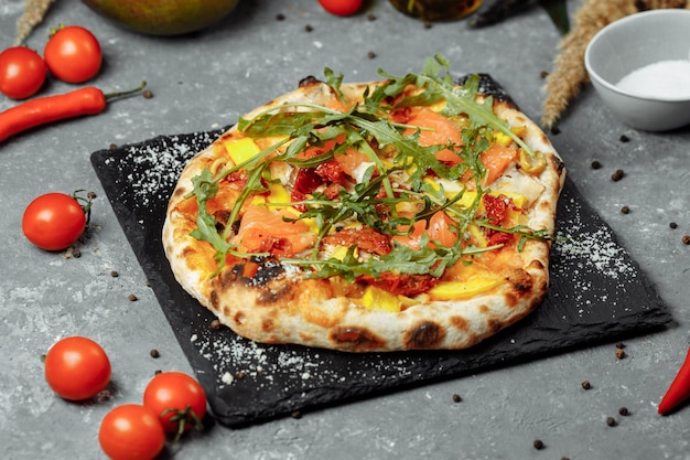 Deliziosa pizza con salmone e verdure. pizza italiana.